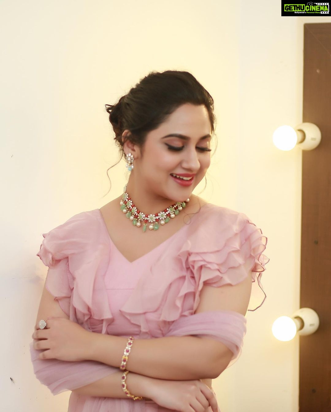 Miya George Instagram - 🌸 👗 @labelmdesigners Styling @sabarinathk_ Jewelry @meralda.jewels Makeup @avinash_s_chetia 📸 @pranavraaaj