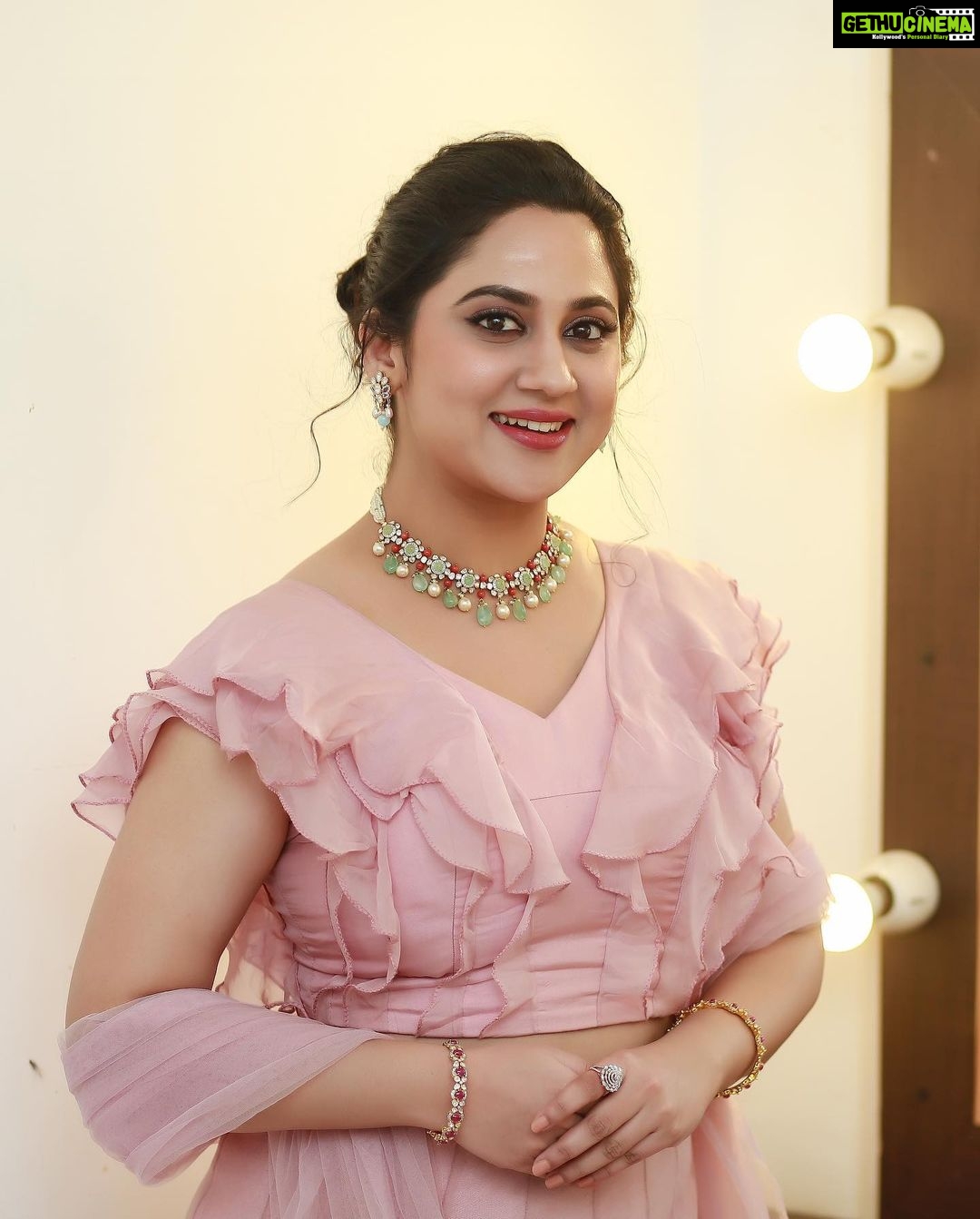 Miya George Instagram - 🌸 👗 @labelmdesigners Styling @sabarinathk_ Jewelry @meralda.jewels Makeup @avinash_s_chetia 📸 @pranavraaaj