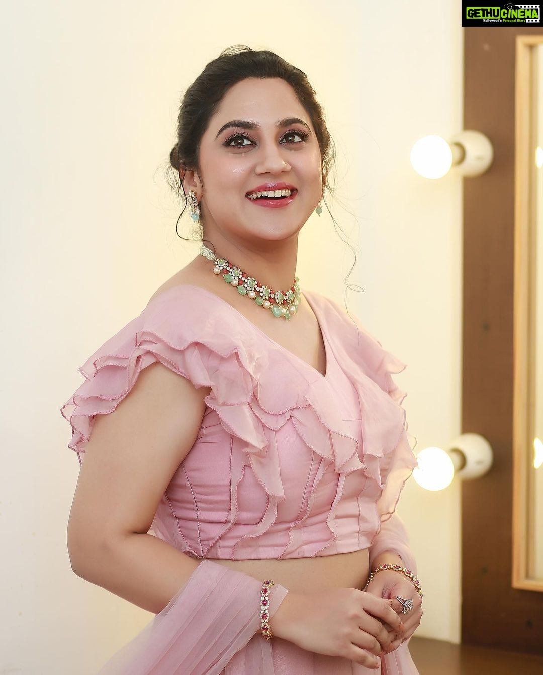 Miya George Instagram - 🌸 👗 @labelmdesigners Styling @sabarinathk_ Jewelry @meralda.jewels Makeup @avinash_s_chetia 📸 @pranavraaaj