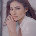 Mouni Roy Instagram - One ring, multiple hues! Conquer every occasion from sundowners to date nights with these DESIRED Interchangeable Rings by ORRA @orraJewellery that are as dynamic as your mood. Get 15% off on diamond jewellery using my exclusive discount code: MOUNI15 TnC applied! To shop now visit www.orra.co.in #huegogirl #interchangeablerings #rings #BeDesired #0RRA #ORRAJewellery #diamondjewellery #trendyjewellery #dailywear #partywear #everydaywear #casualwear #eveninglook #WOW #0MG #XOXO #DESIRED #Partylook #Sundowner #Girlsnightout #StatementJewellery #fashion #bold #bolddesigns #edgy #edgydesigns #styling #fashionstyling #jewellryaddict #rings #ring ____________________________________