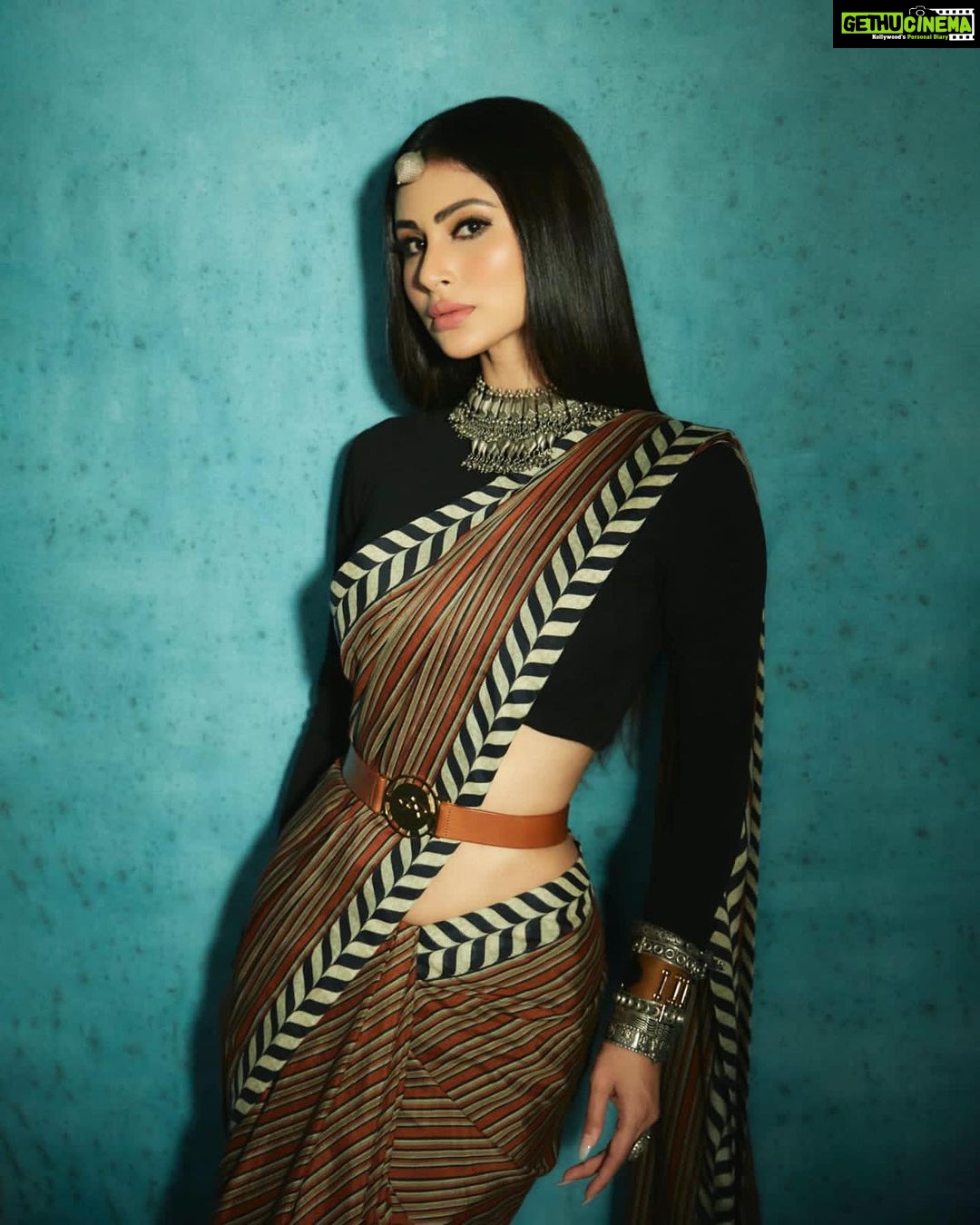 Mouni Roy Instagram - The vine of tradition…. 🖤 #ASareeGirlForever