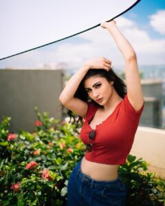 Mouni Roy Instagram - @bharat_rawail , a camera & two minutes;
look here, look there, click click !! 
🤩