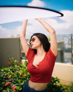 Mouni Roy Instagram - @bharat_rawail , a camera & two minutes;
look here, look there, click click !! 
🤩