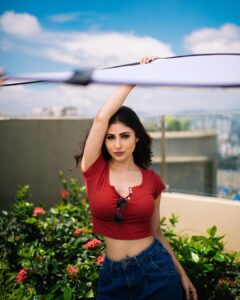 Mouni Roy Instagram - @bharat_rawail , a camera & two minutes;
look here, look there, click click !! 
🤩