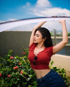 Mouni Roy Instagram - @bharat_rawail , a camera & two minutes;
look here, look there, click click !! 
🤩