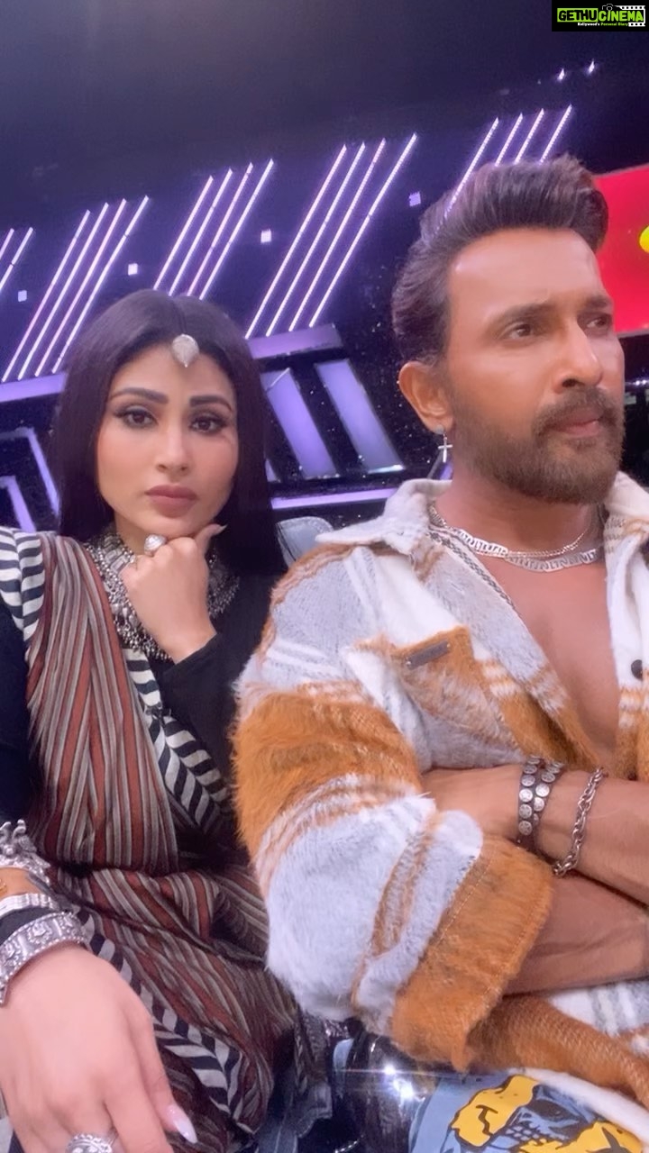 Mouni Roy Instagram - Tag your friends who know your secrets !!! . . . #friends #funnyreels #comedy #joeyandchandler #didlilmasters #season3 #zeetv @zeetv