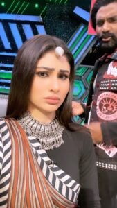 Mouni Roy Instagram - Customary reel with the best @remodsouza
