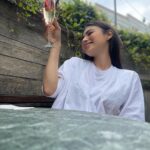 Mouni Roy Instagram - Good morning dreamers, lovers & artists 🌞🫶🏻 Istanbul, Turkey