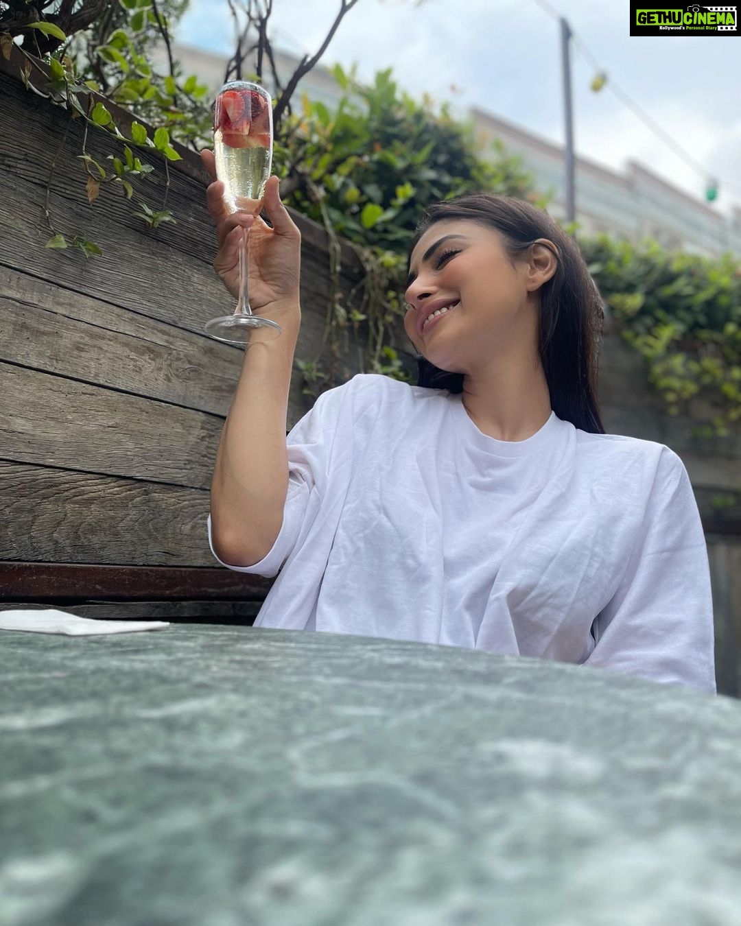 Mouni Roy Instagram - Good morning dreamers, lovers & artists ππ«Άπ» Istanbul, Turkey