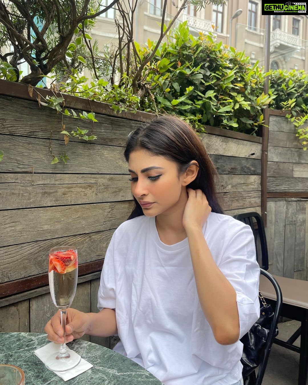 Mouni Roy Instagram - Good morning dreamers, lovers & artists ππ«Άπ» Istanbul, Turkey