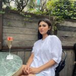 Mouni Roy Instagram - Good morning dreamers, lovers & artists 🌞🫶🏻 Istanbul, Turkey