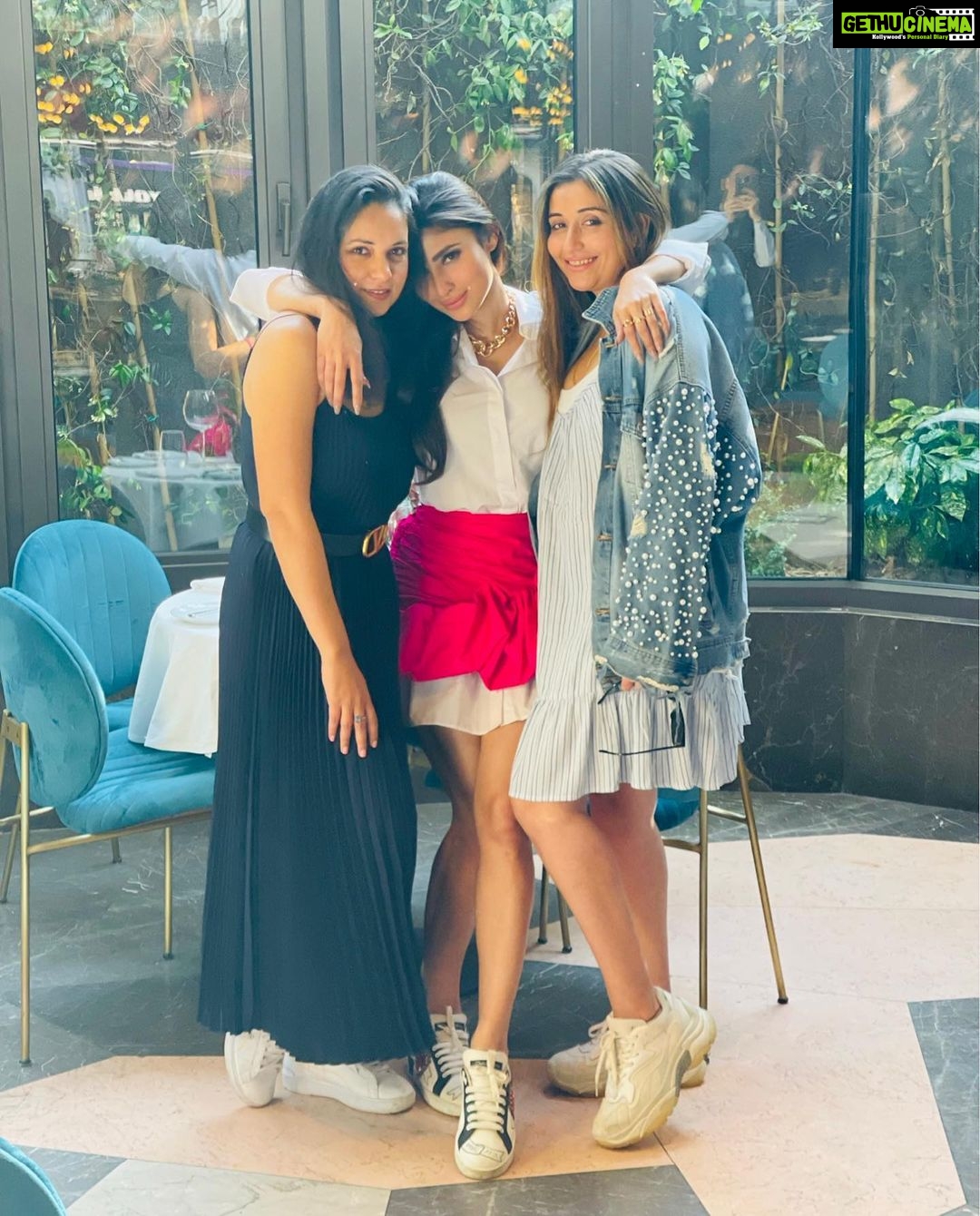 Mouni Roy Instagram - Making no sense of the world circa’ 3 decades 👻😎 #bff #MoreLikeSisters Istanbul, Turkey