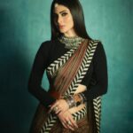 Mouni Roy Instagram - The vine of tradition…. 🖤 #ASareeGirlForever