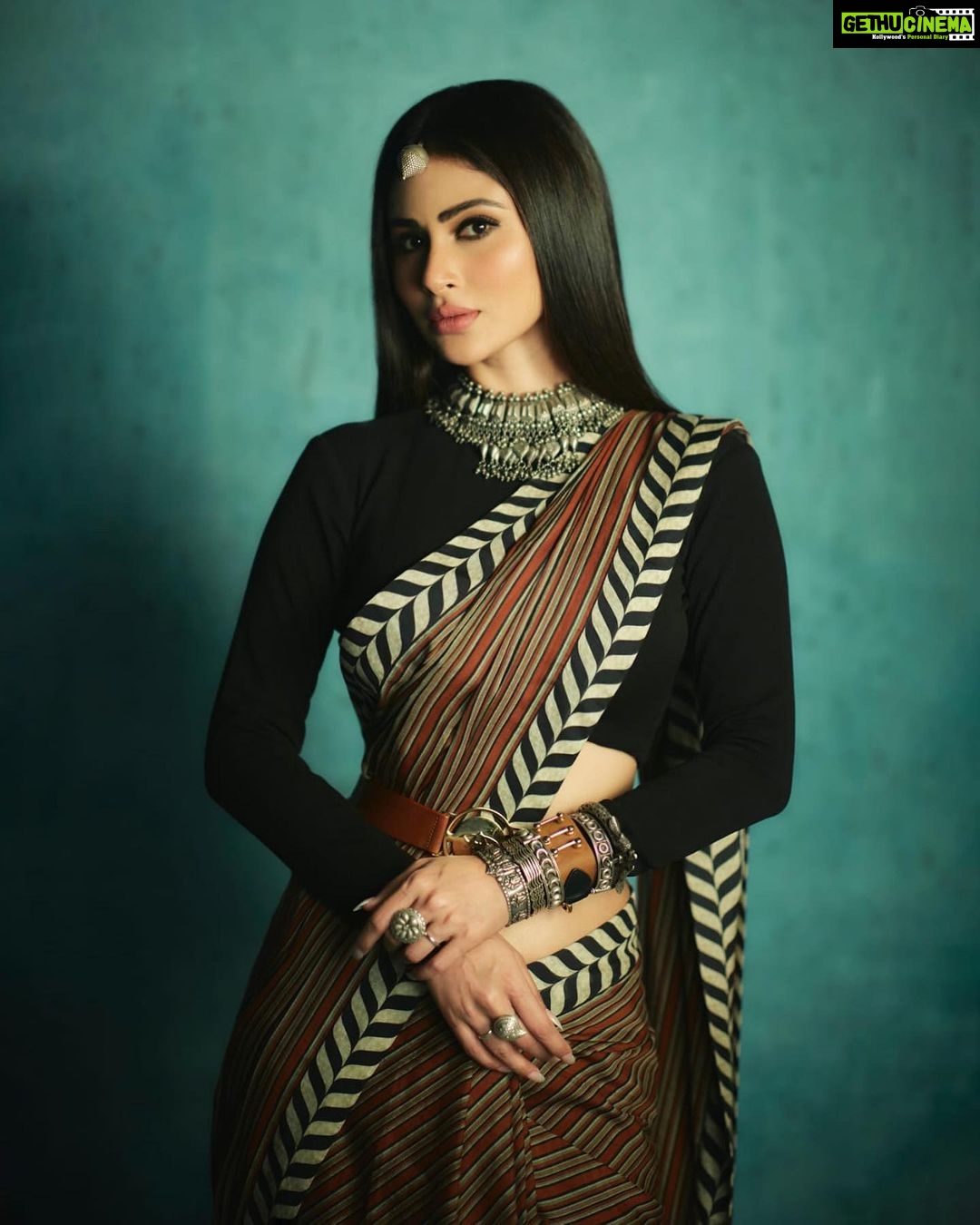 Mouni Roy Instagram - The vine of tradition…. 🖤 #ASareeGirlForever