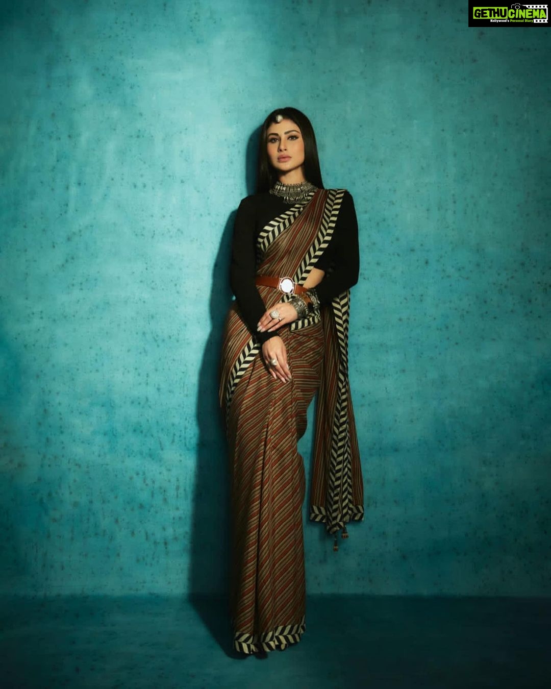 Mouni Roy Instagram - Wherever life plants you bloom with grace 🪷 • • • • Outfit by : @jjvalaya Jewellery by : @abhilasha_pret_jewelry Heels by : @stoffastyle Styled by : @manekaharisinghani for @stylebalmco Assitant Stylist : @chintan_shah08 x @_m.a.h.i._ Shot by : @kadamajay Make up : @mukeshpatilmakeup Hair : @queenslychettiar @zeetv #didlilmasters