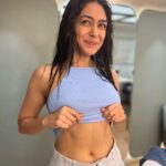 Mrunal Thakur Instagram - How to curb midnight cravings ? 🍔🌭🌮🌯🥙🥗🥪🍕 Unlock your phone > photos > view post workout photos > go to bed > Good night 🫠💕 #transformation #midnight #cravings #goodnight