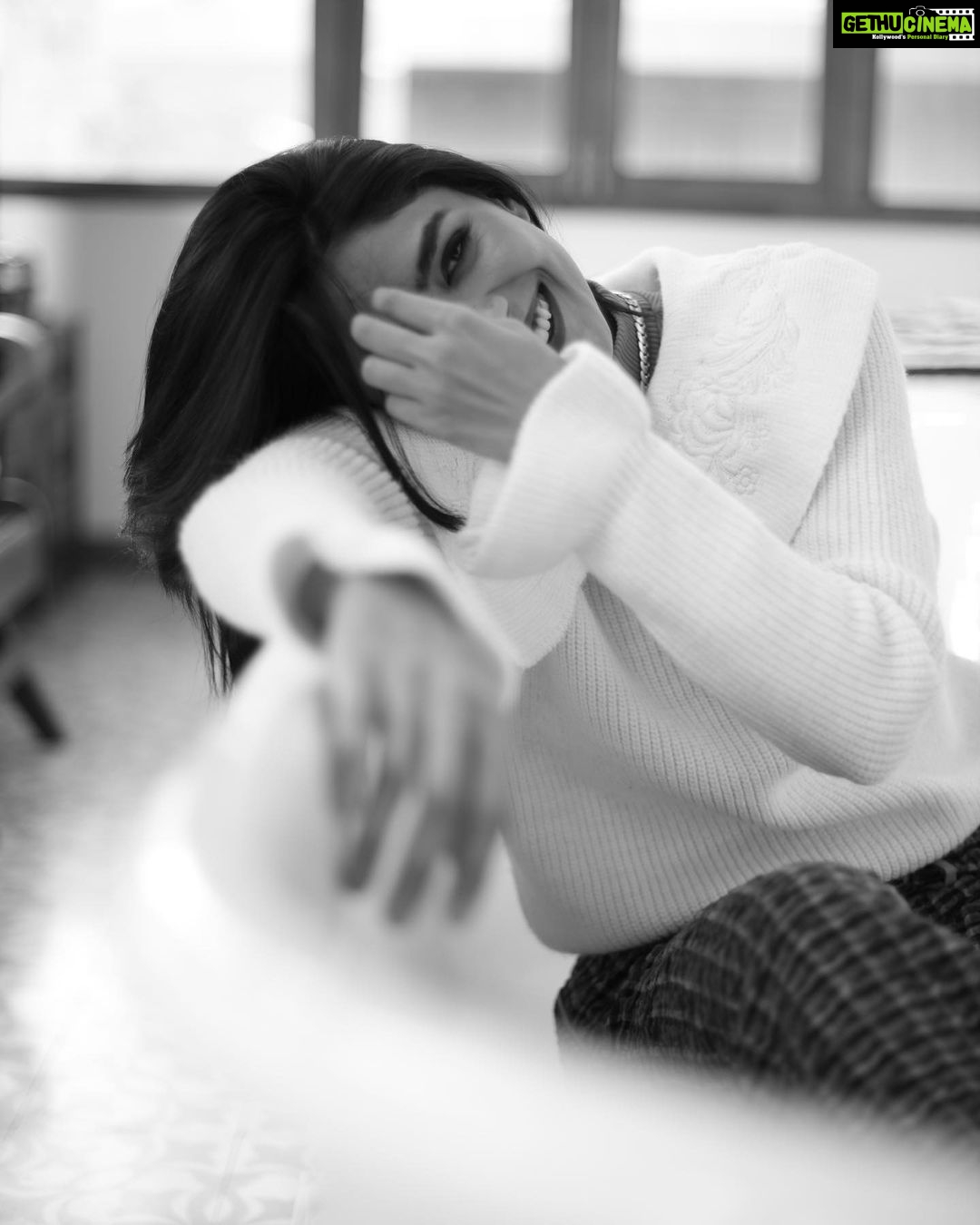 Mrunal Thakur Instagram - Sweater weather 🌧🥰
