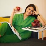 Mrunal Thakur Instagram - Apples are my go to snack and what better than Washington apples after the season for Indian apples end. Happy to see them at all the stores online and offline in India.  As I head out for another shooting schedule, I am happy that I can get my favourite apples across the country. Enjoy the taste. Enjoy the crunch. Kuchh khaas hai. #WashingtonApples #WashingtonApplesIndia #KuchhKhaasHai #Health #Nutrition #Apples