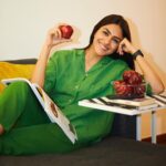 Mrunal Thakur Instagram – Apples are my go to snack and what better than Washington apples after the season for Indian apples end. Happy to see them at all the stores online and offline in India.  As I head out for another shooting schedule, I am happy that I can get my favourite apples across the country. Enjoy the taste. Enjoy the crunch. Kuchh khaas hai.

#WashingtonApples #WashingtonApplesIndia #KuchhKhaasHai #Health #Nutrition #Apples