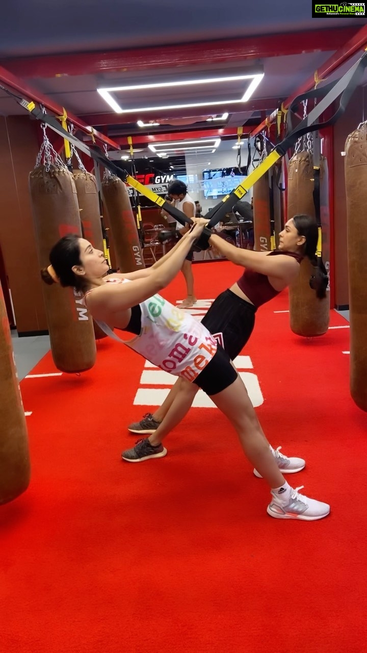 Mrunal Thakur Instagram - You are only one workout away from a good mood 🌇🌻 Hello gym partner @ashanegi 💕🌻