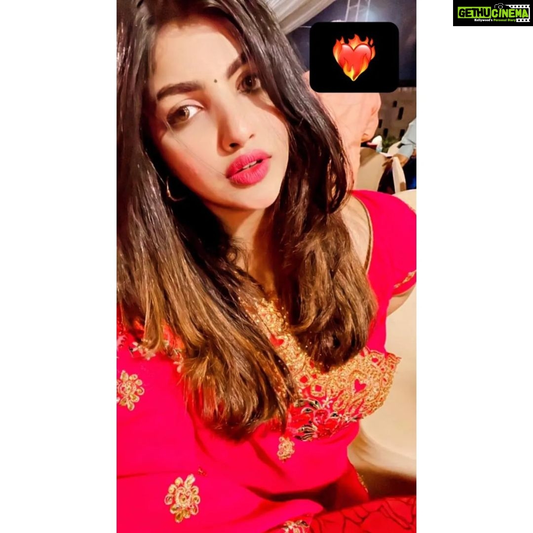 Naina Sarwar Instagram - Fire or Flower? 🙊 JW Marriott Hotel Bengaluru