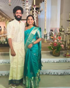 Nakshathra Nagesh Instagram - #weddingmorning with family! #venkatoncloudNayan