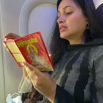 Navaneet Kaur Instagram - मुंबई ते दिल्ली विमान प्रवास दरम्यान वाचली हनुमान चालीसा, उद्धव ठाकरेंची उलटी गिनती सुरु