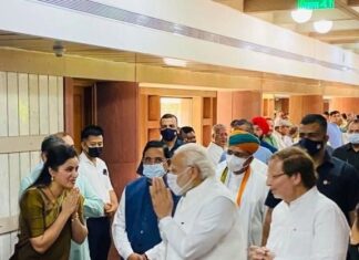 Navaneet Kaur Instagram - आदिवासी समाज कार्यकता और एक महिला *श्रीमती द्रौपदी मुर्मू,* जो आज *राष्ट्रपती पद* कि *उम्मीदवार* हें जिनोने अपनी *नामांकन अर्जी दाखल कि* उस *अर्जीपर मैन अपने हस्ताक्षर किए* उस समय वाहपर देशके *पंतप्रधान माननीय श्री नरेंद्र मोदीजी, गृहमंत्री श्री अमित शहाजी, उत्तर प्रदेश के मुख्यमंत्री योगी आदित्यनाथजी, मुख्यमंत्री मध्य प्रदेश श्री शिवराज सिंह चौहान, संसदिय कार्य मंत्री श्री प्रल्हाद जोशी, वित्तमंत्री श्रीमती निर्मला सीतारामन, कृषी मंत्री श्री नरेंद्र सिंग तोमर, स्वास्थ मंत्री श्री मनसूख मांडवीय, पर्यावरण राज्य मंत्री श्री अश्विनी कुमार चौबे, सांसद श्री सी आर पाटील, सांसद श्रीमती रामादेवी, आदी मंत्री गण और सांसद उपस्थित थे* साथ ही आज एक आदिवासी महिला को राष्ट्रपती पद कि उम्मीदवार बनाकर देश के पंतप्रधान श्री नरेंद्र मोदीजी ने दिखाया हें कि वो हमेशा पिछड़े वर्ग के साथ हें उसके लिए मैं पंतप्रधानजी का दिलसे धन्यवाद और अभिनंदन करती हूं। उसी तरहसे काँग्रेस पक्ष अध्यक्षा श्रीमती सोनिया गांधी और पश्चिम बंगाल कि मुख्यमंत्री श्रीमती ममता बॅनर्जी इन्हें विनंती करती हूं कि एक महिला जो आदिवासी समाज से हें उसे राष्ट्रपती पद कि उम्मीदवार बनाया गया हें उसे देखते और आप भी एक महिला होणे के नाते एक महिला को अपना समर्थन दे।