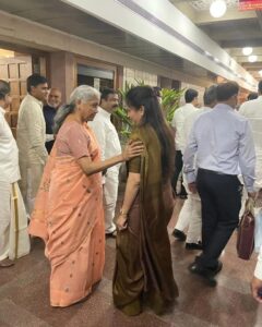 Navaneet Kaur Instagram - आदिवासी समाज कार्यकता और एक महिला *श्रीमती द्रौपदी मुर्मू,* जो आज *राष्ट्रपती पद* कि *उम्मीदवार* हें जिनोने अपनी *नामांकन अर्जी दाखल कि* उस *अर्जीपर मैन अपने हस्ताक्षर  किए* उस समय वाहपर देशके *पंतप्रधान माननीय श्री नरेंद्र मोदीजी, गृहमंत्री श्री अमित शहाजी, उत्तर प्रदेश के मुख्यमंत्री योगी आदित्यनाथजी, मुख्यमंत्री मध्य प्रदेश श्री शिवराज सिंह चौहान, संसदिय कार्य मंत्री श्री प्रल्हाद जोशी, वित्तमंत्री श्रीमती निर्मला सीतारामन, कृषी मंत्री श्री नरेंद्र सिंग तोमर, स्वास्थ मंत्री श्री मनसूख मांडवीय, पर्यावरण राज्य मंत्री श्री अश्विनी कुमार चौबे, सांसद  श्री सी आर पाटील, सांसद श्रीमती रामादेवी, आदी मंत्री गण और सांसद उपस्थित थे* साथ ही आज एक आदिवासी महिला को राष्ट्रपती पद कि उम्मीदवार बनाकर देश के पंतप्रधान श्री नरेंद्र मोदीजी ने दिखाया हें कि वो हमेशा पिछड़े वर्ग के साथ हें उसके लिए मैं पंतप्रधानजी का दिलसे धन्यवाद और अभिनंदन करती हूं। उसी तरहसे काँग्रेस पक्ष अध्यक्षा श्रीमती सोनिया गांधी और पश्चिम बंगाल कि मुख्यमंत्री श्रीमती ममता बॅनर्जी इन्हें विनंती करती हूं कि एक महिला जो आदिवासी समाज से हें उसे राष्ट्रपती पद कि उम्मीदवार बनाया गया हें उसे देखते और आप भी एक महिला होणे के नाते एक महिला को अपना समर्थन दे।