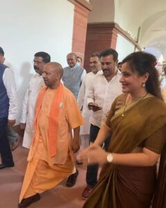 Navaneet Kaur Instagram - आदिवासी समाज कार्यकता और एक महिला *श्रीमती द्रौपदी मुर्मू,* जो आज *राष्ट्रपती पद* कि *उम्मीदवार* हें जिनोने अपनी *नामांकन अर्जी दाखल कि* उस *अर्जीपर मैन अपने हस्ताक्षर  किए* उस समय वाहपर देशके *पंतप्रधान माननीय श्री नरेंद्र मोदीजी, गृहमंत्री श्री अमित शहाजी, उत्तर प्रदेश के मुख्यमंत्री योगी आदित्यनाथजी, मुख्यमंत्री मध्य प्रदेश श्री शिवराज सिंह चौहान, संसदिय कार्य मंत्री श्री प्रल्हाद जोशी, वित्तमंत्री श्रीमती निर्मला सीतारामन, कृषी मंत्री श्री नरेंद्र सिंग तोमर, स्वास्थ मंत्री श्री मनसूख मांडवीय, पर्यावरण राज्य मंत्री श्री अश्विनी कुमार चौबे, सांसद  श्री सी आर पाटील, सांसद श्रीमती रामादेवी, आदी मंत्री गण और सांसद उपस्थित थे* साथ ही आज एक आदिवासी महिला को राष्ट्रपती पद कि उम्मीदवार बनाकर देश के पंतप्रधान श्री नरेंद्र मोदीजी ने दिखाया हें कि वो हमेशा पिछड़े वर्ग के साथ हें उसके लिए मैं पंतप्रधानजी का दिलसे धन्यवाद और अभिनंदन करती हूं। उसी तरहसे काँग्रेस पक्ष अध्यक्षा श्रीमती सोनिया गांधी और पश्चिम बंगाल कि मुख्यमंत्री श्रीमती ममता बॅनर्जी इन्हें विनंती करती हूं कि एक महिला जो आदिवासी समाज से हें उसे राष्ट्रपती पद कि उम्मीदवार बनाया गया हें उसे देखते और आप भी एक महिला होणे के नाते एक महिला को अपना समर्थन दे।