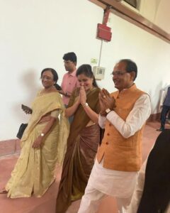 Navaneet Kaur Instagram - आदिवासी समाज कार्यकता और एक महिला *श्रीमती द्रौपदी मुर्मू,* जो आज *राष्ट्रपती पद* कि *उम्मीदवार* हें जिनोने अपनी *नामांकन अर्जी दाखल कि* उस *अर्जीपर मैन अपने हस्ताक्षर  किए* उस समय वाहपर देशके *पंतप्रधान माननीय श्री नरेंद्र मोदीजी, गृहमंत्री श्री अमित शहाजी, उत्तर प्रदेश के मुख्यमंत्री योगी आदित्यनाथजी, मुख्यमंत्री मध्य प्रदेश श्री शिवराज सिंह चौहान, संसदिय कार्य मंत्री श्री प्रल्हाद जोशी, वित्तमंत्री श्रीमती निर्मला सीतारामन, कृषी मंत्री श्री नरेंद्र सिंग तोमर, स्वास्थ मंत्री श्री मनसूख मांडवीय, पर्यावरण राज्य मंत्री श्री अश्विनी कुमार चौबे, सांसद  श्री सी आर पाटील, सांसद श्रीमती रामादेवी, आदी मंत्री गण और सांसद उपस्थित थे* साथ ही आज एक आदिवासी महिला को राष्ट्रपती पद कि उम्मीदवार बनाकर देश के पंतप्रधान श्री नरेंद्र मोदीजी ने दिखाया हें कि वो हमेशा पिछड़े वर्ग के साथ हें उसके लिए मैं पंतप्रधानजी का दिलसे धन्यवाद और अभिनंदन करती हूं। उसी तरहसे काँग्रेस पक्ष अध्यक्षा श्रीमती सोनिया गांधी और पश्चिम बंगाल कि मुख्यमंत्री श्रीमती ममता बॅनर्जी इन्हें विनंती करती हूं कि एक महिला जो आदिवासी समाज से हें उसे राष्ट्रपती पद कि उम्मीदवार बनाया गया हें उसे देखते और आप भी एक महिला होणे के नाते एक महिला को अपना समर्थन दे।