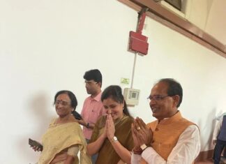 Navaneet Kaur Instagram - आदिवासी समाज कार्यकता और एक महिला *श्रीमती द्रौपदी मुर्मू,* जो आज *राष्ट्रपती पद* कि *उम्मीदवार* हें जिनोने अपनी *नामांकन अर्जी दाखल कि* उस *अर्जीपर मैन अपने हस्ताक्षर किए* उस समय वाहपर देशके *पंतप्रधान माननीय श्री नरेंद्र मोदीजी, गृहमंत्री श्री अमित शहाजी, उत्तर प्रदेश के मुख्यमंत्री योगी आदित्यनाथजी, मुख्यमंत्री मध्य प्रदेश श्री शिवराज सिंह चौहान, संसदिय कार्य मंत्री श्री प्रल्हाद जोशी, वित्तमंत्री श्रीमती निर्मला सीतारामन, कृषी मंत्री श्री नरेंद्र सिंग तोमर, स्वास्थ मंत्री श्री मनसूख मांडवीय, पर्यावरण राज्य मंत्री श्री अश्विनी कुमार चौबे, सांसद श्री सी आर पाटील, सांसद श्रीमती रामादेवी, आदी मंत्री गण और सांसद उपस्थित थे* साथ ही आज एक आदिवासी महिला को राष्ट्रपती पद कि उम्मीदवार बनाकर देश के पंतप्रधान श्री नरेंद्र मोदीजी ने दिखाया हें कि वो हमेशा पिछड़े वर्ग के साथ हें उसके लिए मैं पंतप्रधानजी का दिलसे धन्यवाद और अभिनंदन करती हूं। उसी तरहसे काँग्रेस पक्ष अध्यक्षा श्रीमती सोनिया गांधी और पश्चिम बंगाल कि मुख्यमंत्री श्रीमती ममता बॅनर्जी इन्हें विनंती करती हूं कि एक महिला जो आदिवासी समाज से हें उसे राष्ट्रपती पद कि उम्मीदवार बनाया गया हें उसे देखते और आप भी एक महिला होणे के नाते एक महिला को अपना समर्थन दे।