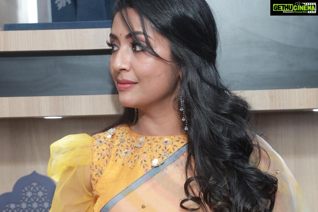 Navya Nair Instagram - Pics of inaguration of edappal Asian gold and diamonds…@asian_gold_diamonds .. muh @brandy_makeup_artist Costume @rutwva_insta Styling @styledby_nami Celebrity management : @shanavaskhan_celebritymanager