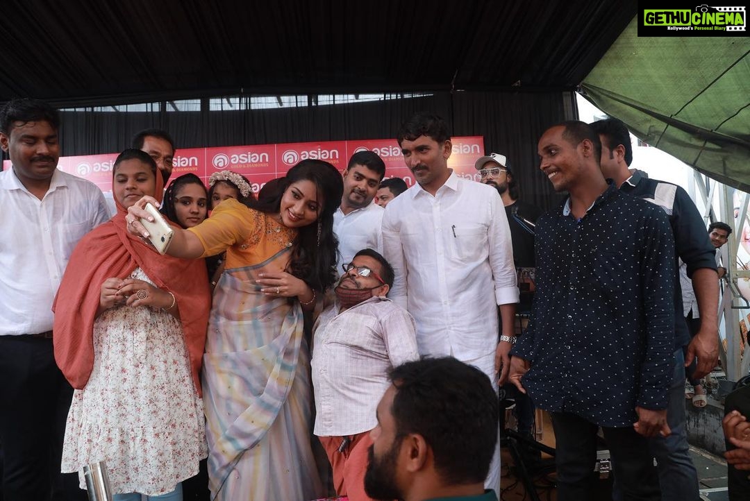 Navya Nair Instagram - Pics of inaguration of edappal Asian gold and diamonds…@asian_gold_diamonds .. muh @brandy_makeup_artist Costume @rutwva_insta Styling @styledby_nami Celebrity management : @shanavaskhan_celebritymanager