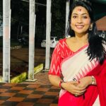 Navya Nair Instagram - If you accept all moments with a deep gratitude , nothing ever goes wrong … #peace #love #happiness