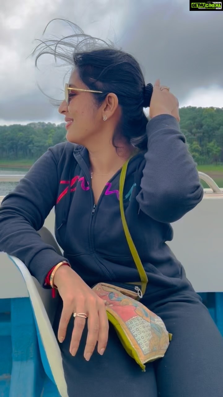 Navya Nair Instagram - Live life to the fullest .. Make happy memories .. End of the day only memories remain .. .. #shillong #love #happiness #moments Umiam Lake