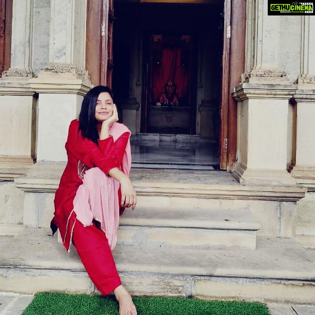 Neetu Chandra Instagram - Birthday started with a morning green tea, after which was the Mandir Darshan 😊🙏 at #gwalior Usha Kiran Palace followed by meditative flute at the breakfast…. . . #birthdaymorning #mandirdarshan #birthdaywishes #blessed #amazingstart