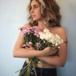 Neha Bhasin Instagram - 🌺 Season to bloom. #nehabhasin