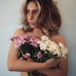 Neha Bhasin Instagram - 🌺 Season to bloom. #nehabhasin