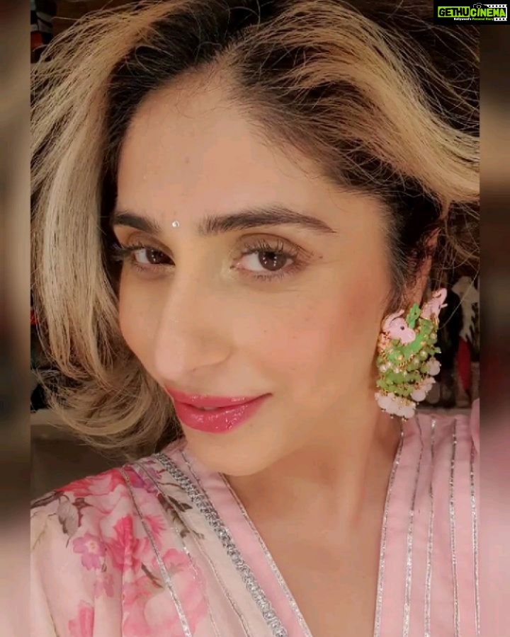Neha Bhasin Instagram - The only law of universe is the balance of give and take. True growth and evolution is to live by intention. I truly appreciate transparency in people which sadly is hard to find. This earth is not full of saints and Gods who live by no wrongs but HUMANS who err but its those who live by conciousness and accept it all by constantly doing and undoing are the ones doing the soul's work of elevation. Rest just JUDGE. Live by Intention π