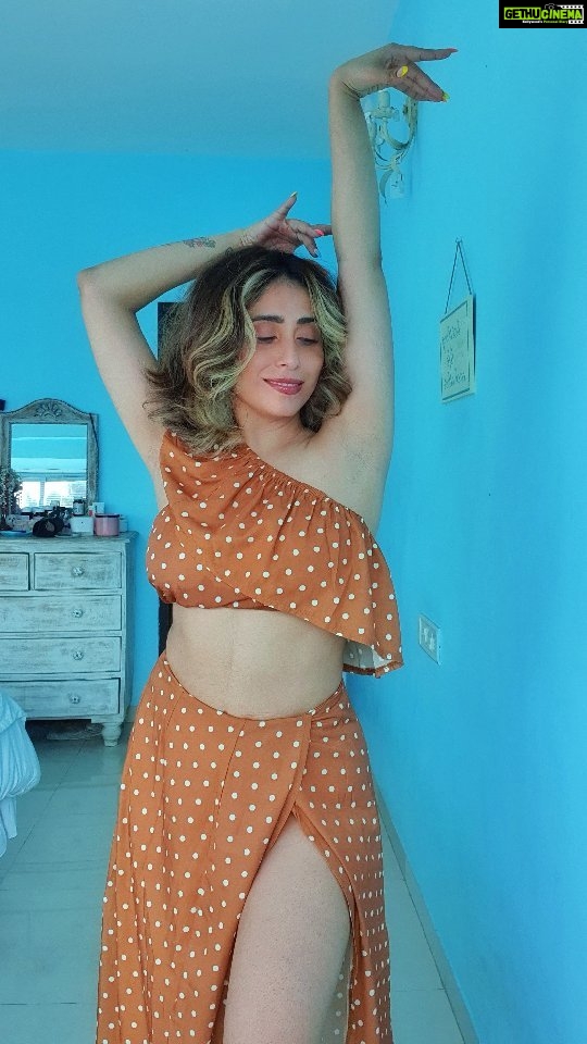 Neha Bhasin Instagram - Dancing brings me HAPPINESS. Good day folks 🌞 #nehabhasin #dancingreels #happy #trendingreels #reelitfeelit