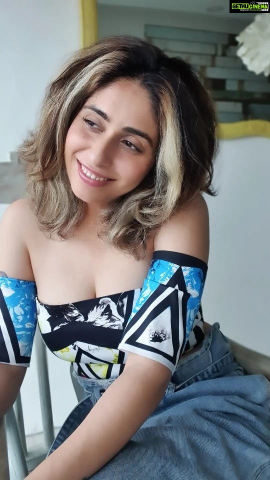 Neha Bhasin Instagram - Mariah Carey is an artist that comes once in a century. I can write essays on her artistry and how profoundly she mentored me to push my vocal boundaries as a teenager. Her tone, her range, clarity in runs, her songwriting and her voice modulation of chest to head voice and falsetto are par excellence. I rarely dare to sing Mariah songs as i truly feel only Mariah can do Mariah but consider this an appreciation impromptu jam in the honour of my Mentor @mariahcarey Ps: these home jams are for fun and practice and i dont turn them into studio sessions as these songs belong to other artists. Use headphones please. Song : Whenever you call by Mariah Carey #mariahcarey #nehabhasin #instacover #wheneveryoucall #instareels #reelsinstagram