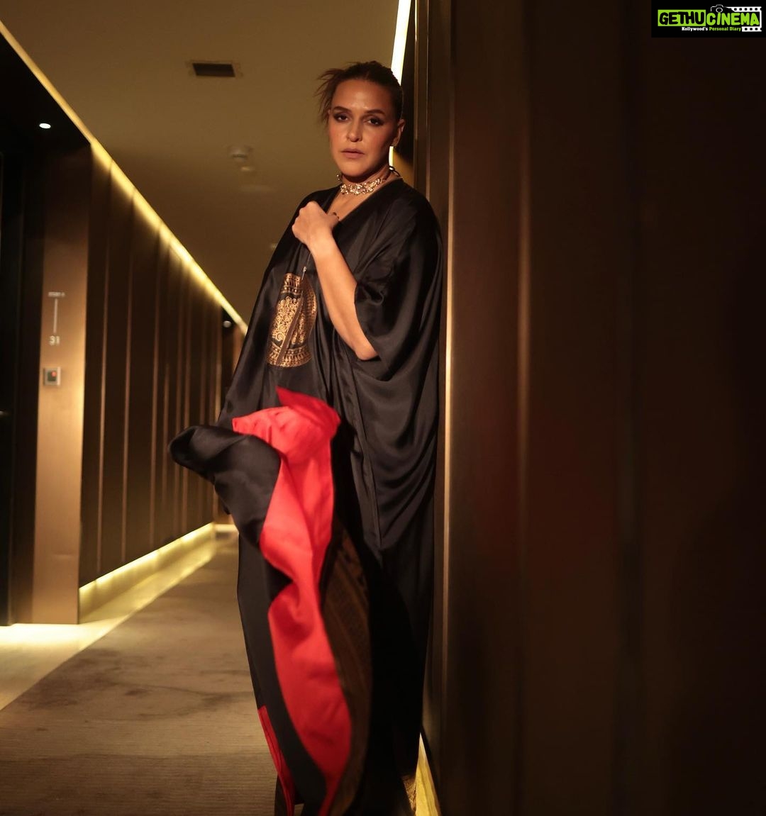 Neha Dhupia Instagram - Hums #redredwine .. 🙃 • • • • In @payalkhandwala @elevate_promotions @minerali_store Muah : @diva_rose21 @kiran_chhetri92 @karanrai001 📸 @thephotodost #eventdiaries