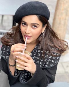 Nidhhi Agerwal Instagram - Remember you can fly as high as your roots go deep 🤍🖤🤍 
#coffee