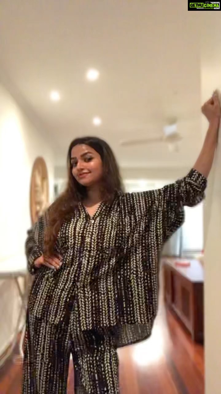 Nithya Ram Instagram - π«Άπ»π©ββ€οΈβπ¨