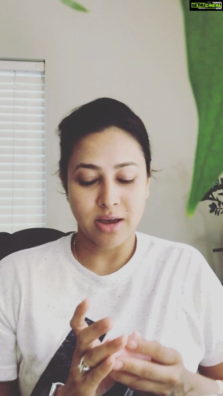 Panchi Bora Instagram - Actually I don’t regret buying anything from @amazon 😂 (not sponsored) My best three buys from Amazon Mini Portable charger (I walk), Bluetooth speaker (Lenrue) Clothes lint roller! (F’lint) Little things I carry in my backpack 🎒