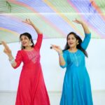 Paridhi Sharma Instagram - Rangi Sari collab video of @paridhiofficial & @lalita_soni_kathak_and_beyond It’s our love for Kathak, for Indian tradition , for life celebration which resonates with this song …. Hope u all like it … Choreography : @lalita_soni_kathak_and_beyond Studio : @byou.in Shot by : @akash.yadav7245 #jodhaakbar #jodha #kathakdance #expression #colour #festival #celebration #love #life @varundvn @kiaraaliaadvani #jugjuggjeeyo #rangisari @anilskapoor @neetu54