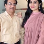 Paridhi Sharma Instagram – #HappyFather’sDay
#papa

मुझे याद है 
बचपन का वो हर एक पल
जब कभी चोट लगी
जब कभी बीमार हुई…

तब सारी दुनियाँ एक तरफ़
और पापा का साथ होना एक तरफ़
बस पापा को देख भर लेने से
आदि बीमारी भाग जाती

हिम्मत और अटूट विश्वास जाग उठता
ठीक होने से मुझे अब कोई नहीं रोक सकता..

मुझे तों यें ख़याल भी नहीं
आख़री बार पापा ने कब अपने लिए कोई सपना देखा
हमारे सपने साकार हों
निरंतर यही पथ बनाने का ध्यान रखा…

बिना जताए, बिना बोले
अपने नेक क्रमों से
जीवन की कितनी बहुमूल्य
संजीवनी, उन्होंने हमें भेंट दी…

सरल आचरण,
सच बोलने कि शक्ति,
सुख में हो न हों
दूसरों के दुःख का साथी बनना,
सच्चा दोस्त,
अमूल्य जीवन साथी,
देशभक्ति की भावना,
अपनी मिट्टी से जुड़े रहना,
ग़रीबों के साथ अपनत्व का भाव,
समाज कल्याण की सोच,
ऐसी ओर न जाने कितनी बातें
किसी रीत की तरह सिंच दी 
पापा ने हमारे ज़ेहन में…

बस आपकी बेटी 
यही कहना चाहेगी…

मेरा दुनियाँ को देखने का नज़रिया
इतना ख़ूबसूरत नहीं होता
अगर मेरी आँखो में
आपके अस्तित्व का रंग नहीं होता…

शुक्रिया 
पापा