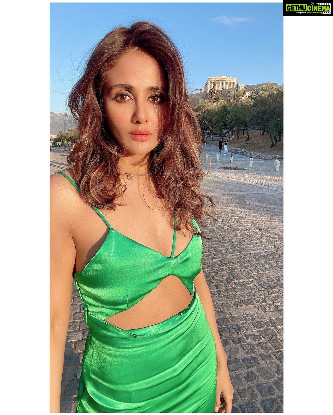 Parul Yadav Instagram - I know I have been away for a while yo but y'all sent so much love that I just had to be back!! Thank you for all of the warmth on my birthday!! Words can never express how much it means to me!! 💚🧿 #HelloInsta #ThankyouForTheLove #HeartIsFull #BlessedAndGratefulAlways #LateBirthdayPost #AthensGreece #AthensCity #FridayPost #AnotherYearAroundTheSun #BirthdayOotd Athens, Greece