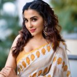 Parvatii Nair Instagram - I just love these ! Do you 🤗 ✨ Shot By: @pariaarclicks Videographer: @hafil_pep MUA: @keerthana_makeup_and_hair Hair Stylist: @sareedrapistchennaithamizhachi